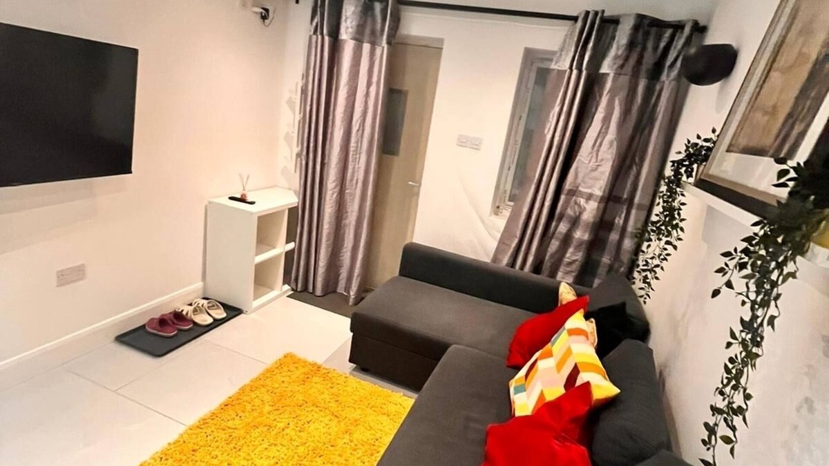 Eltham West House | Delightful holiday home away from home, wetroom, UFH, garden/parking, local park