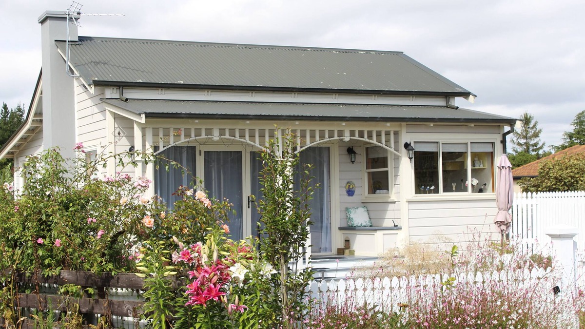 Rolleston Cottage | Delightful home away from home.comfortable, warm and beautiful gardens.
