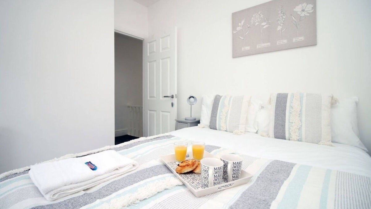 Glyncorrwg House | Delightful Home in Afan Forest. Near Bike Parks