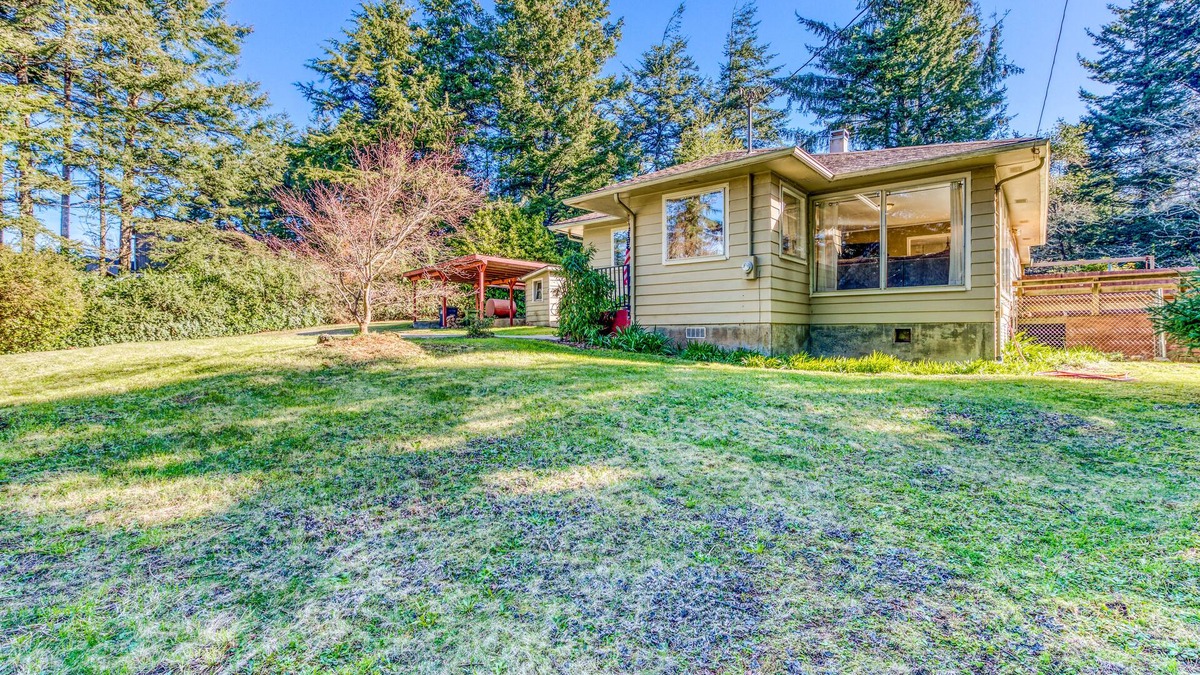 Barview House | Delightful home near the beach with private deck, firepit