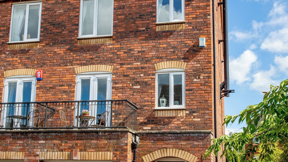 Stone House | Delightful house in Stone, Staffordshire close to lovely canal side walks.