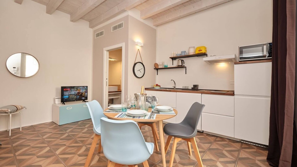 Desenzano del Garda City Centre Apartment | Delightful apartment in the historic center of Desenzano for 4 people.