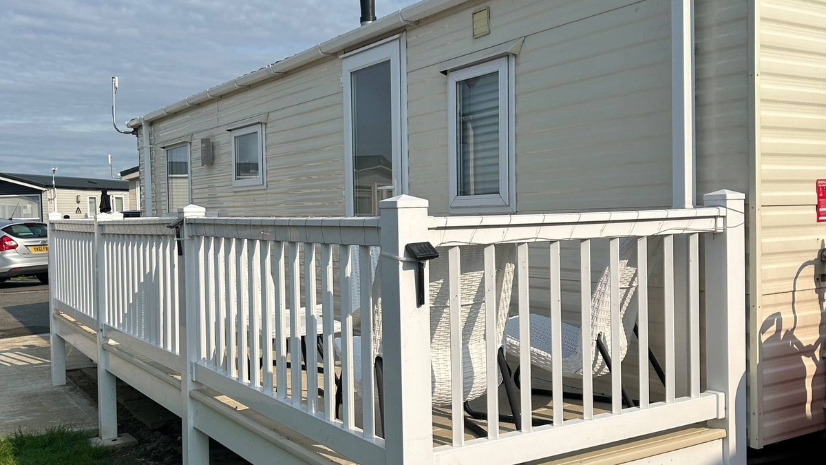 Seasalter House | DELIGHTFUL MOBILE HOME, SEASALTER, WHITSTABLE. 2 MIN WALK TO SEASALTER BEACH