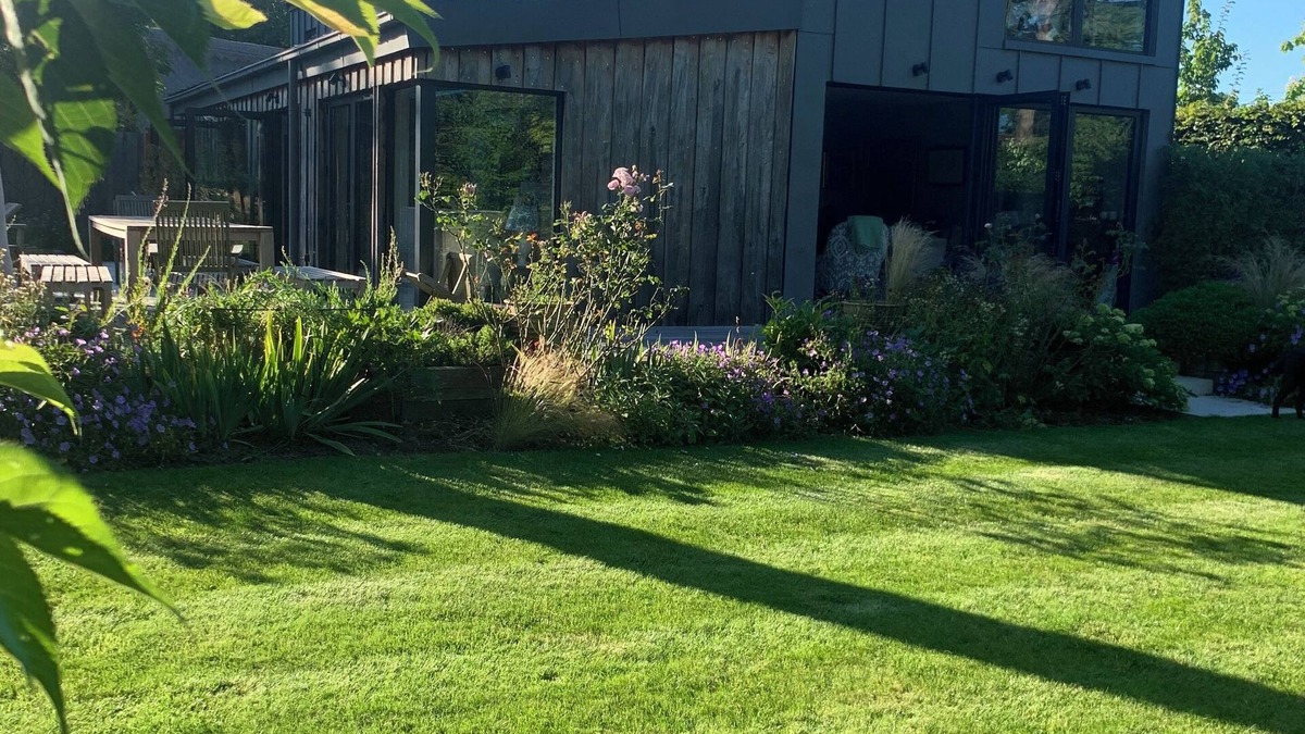 Edenbridge House | Delightful modern 4-bedroom zinc clad house with WiFi in Four Elms, Kent.