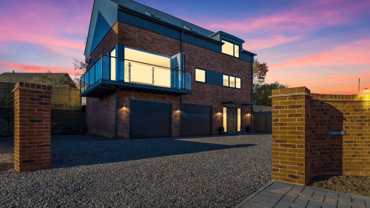 Eastleigh House | Delightful newly built 4-bedroom detached house
