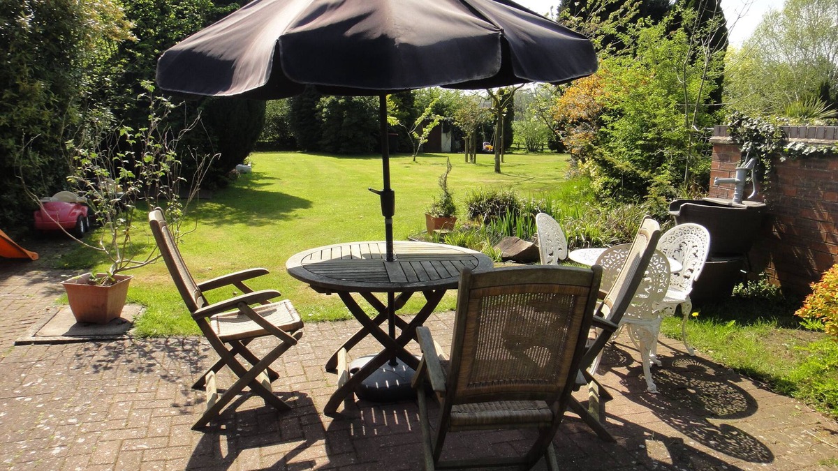 Winterley Cottage | Delightful North Staffs family country cottage