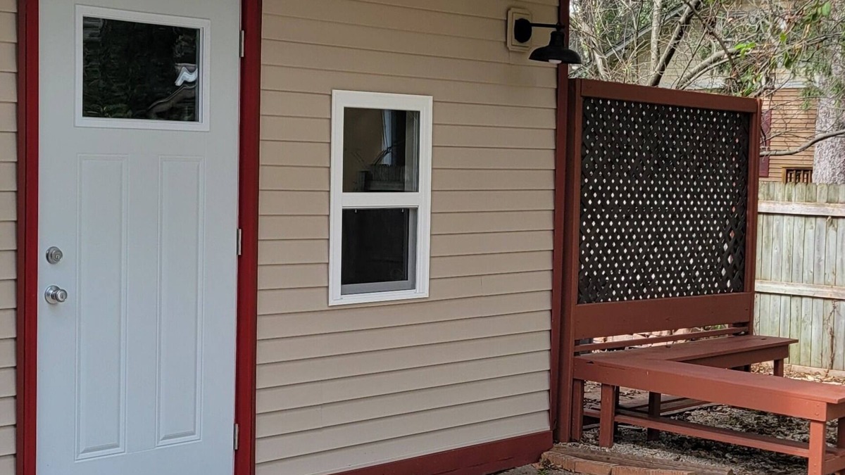 St. Charles Cottage | Delightful private room along the river in charming St. Charles
