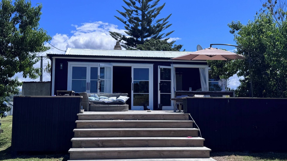Ruakaka Cottage | Delightful Ruakaka Cottage nViews to Sea and Estuary nSurf. Sun . Chill