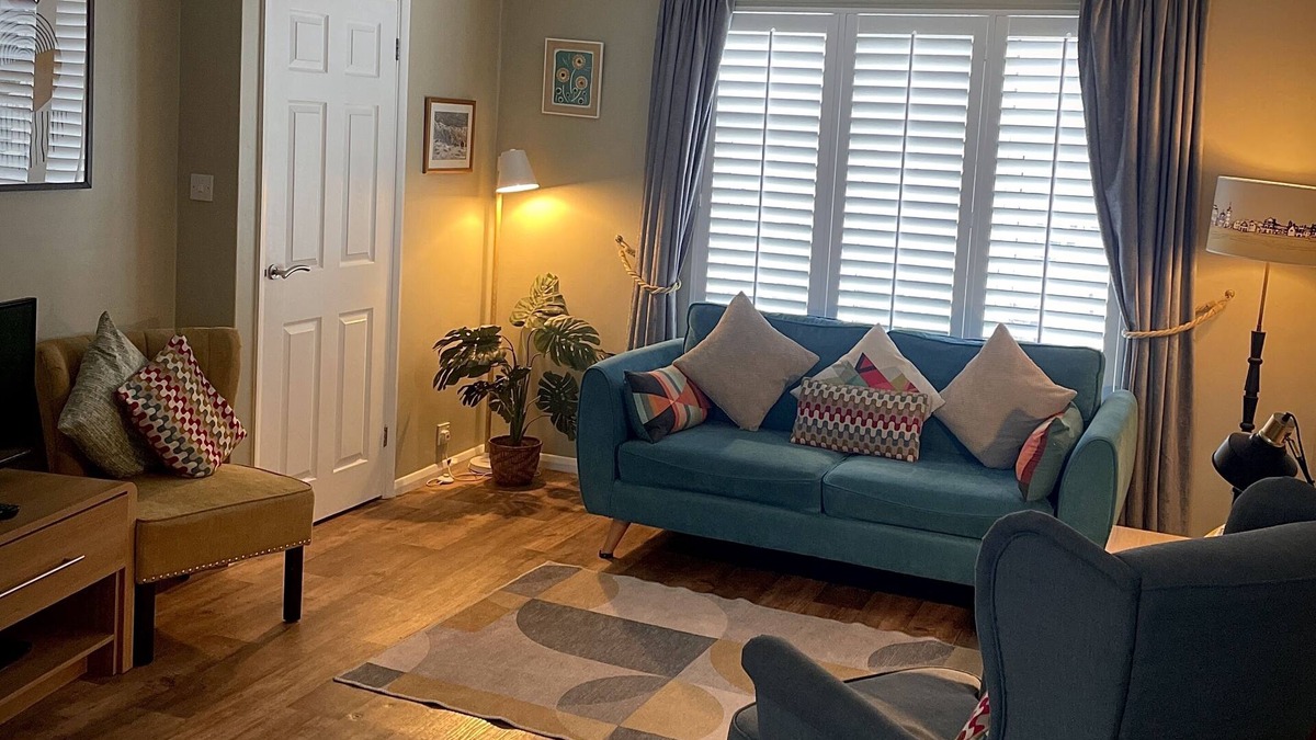 Deal House | Delightful seaside cottage, central, quiet with free parking. Sleeps 5.
