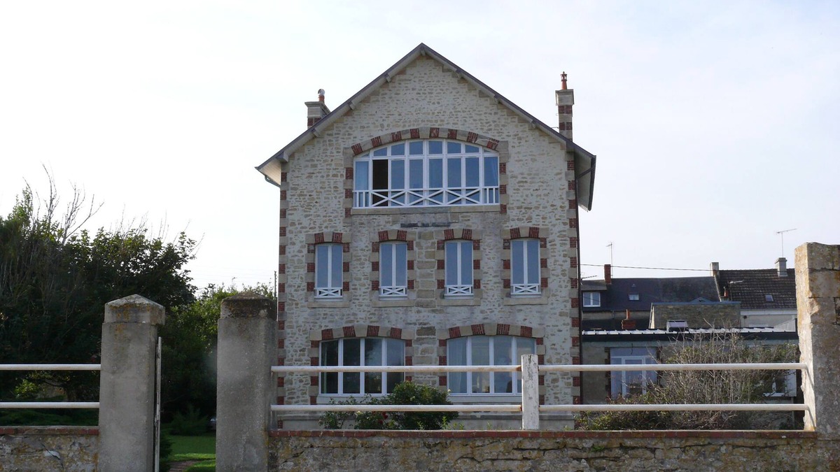 Grandcamp-Maisy House | Delightful villa leading from the garden directly onto the beach