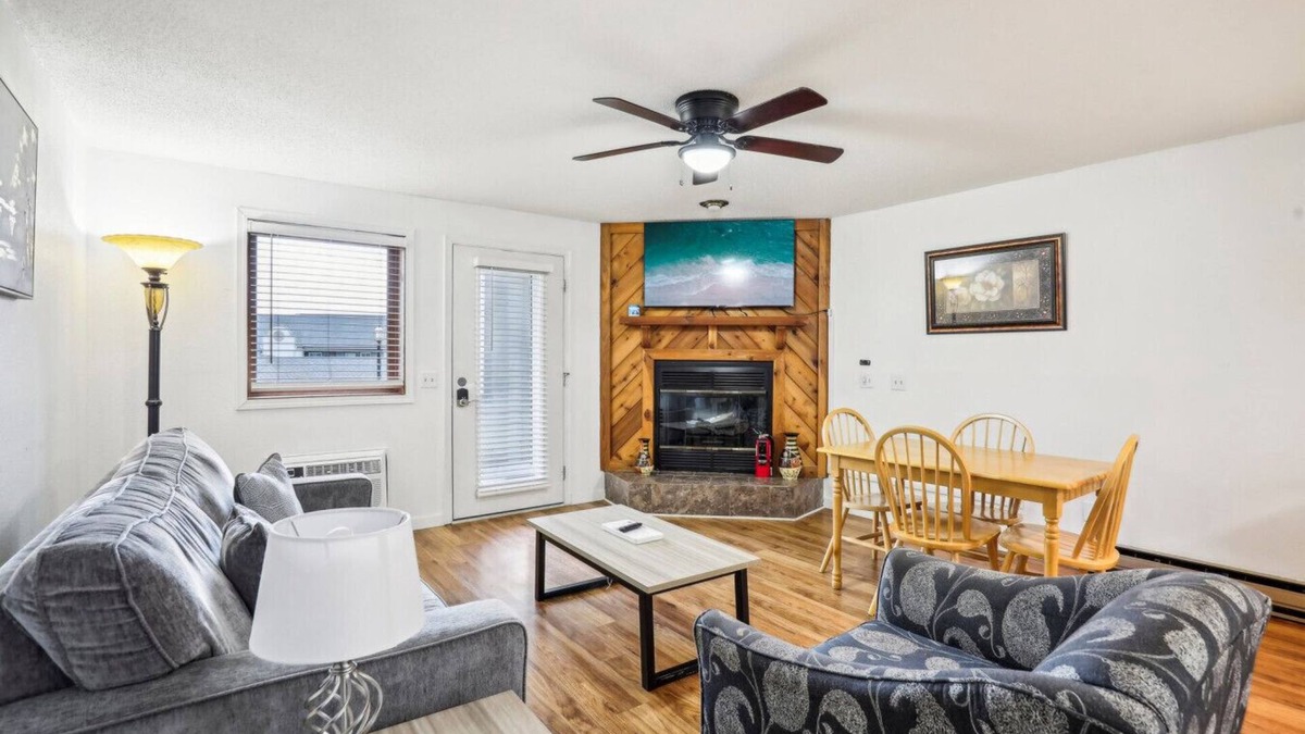 Lake Delton Apartment | Dells Lake Lookout At Lighthouse Cove Condominiums