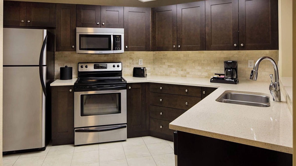 Kelowna Central Business District Apartment | Delta Grand 2 Bedroom Condo full kitchen sleeps 6 partial lake view - Renovated