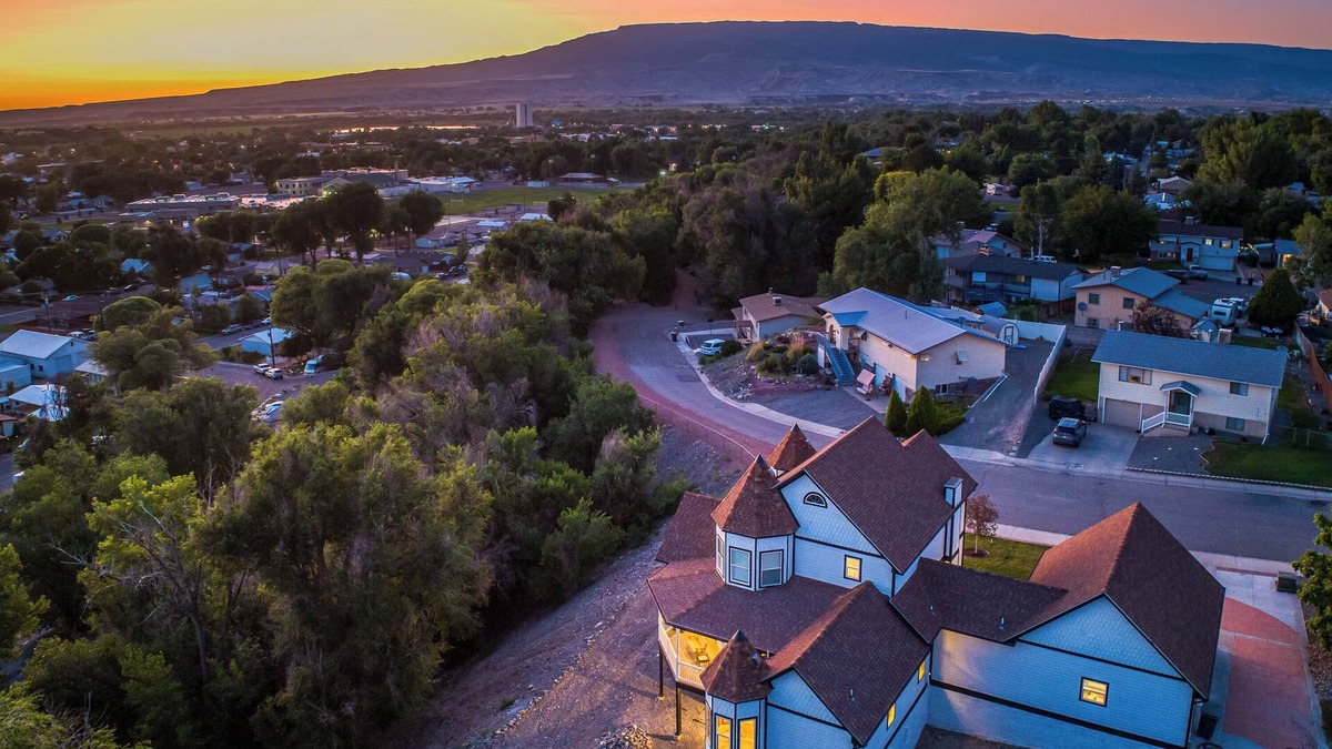 Delta House | Delta Grand Victorian - Amazing Views! Ping Pong and Cornhole!