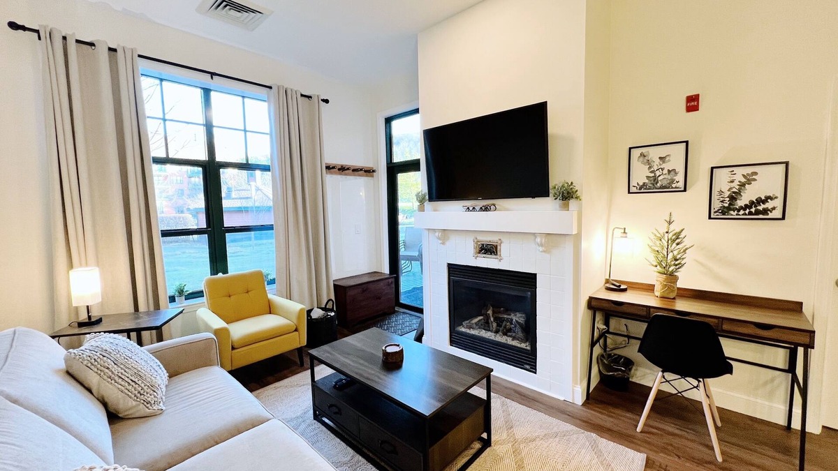 Vernon Condo | ⭐️ DELUXE 1 Bdr - Walkout Patio to Pool & Hot Tub ⛰ Mountain Creek Resort @ Appa