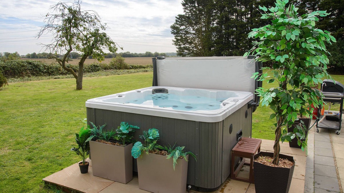Howlett End Cabin | Deluxe 1 Bed Versace Hottub Skytv
