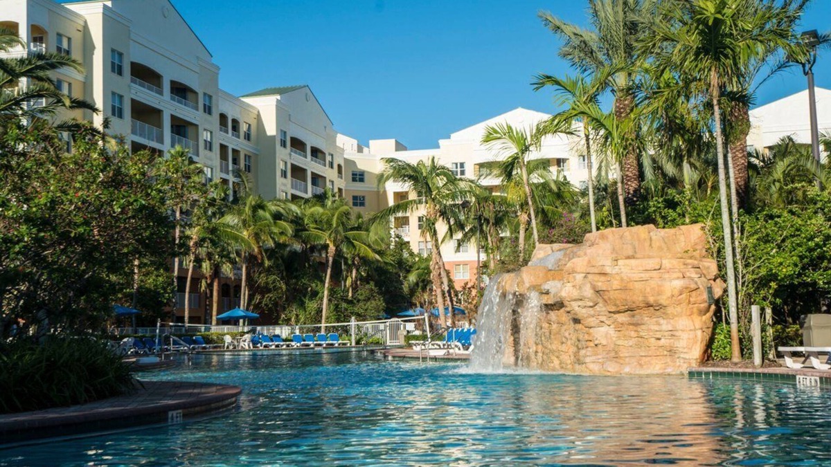 Weston Resort | Deluxe 1 Bedroom and 1 Bathroom Unit with Full Amenities