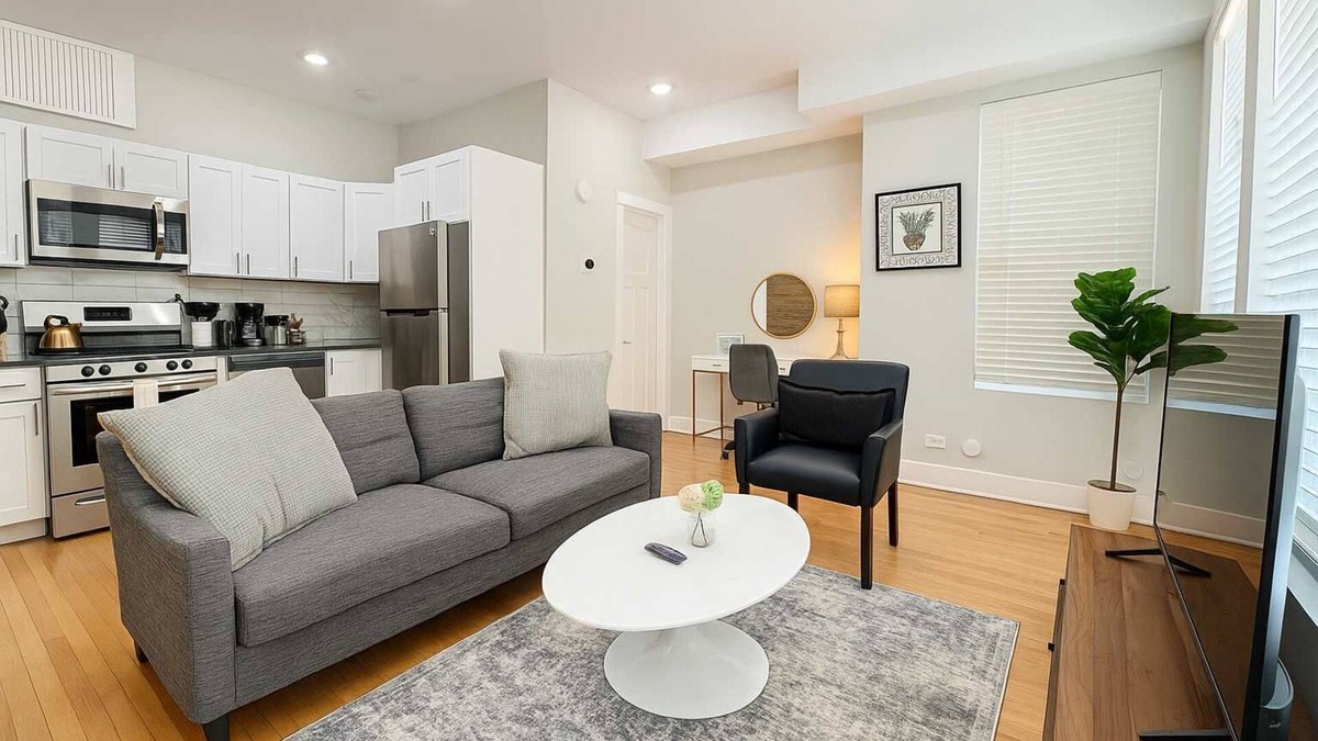Andersonville Apartment | Deluxe 1BR Near Shops & Cafés