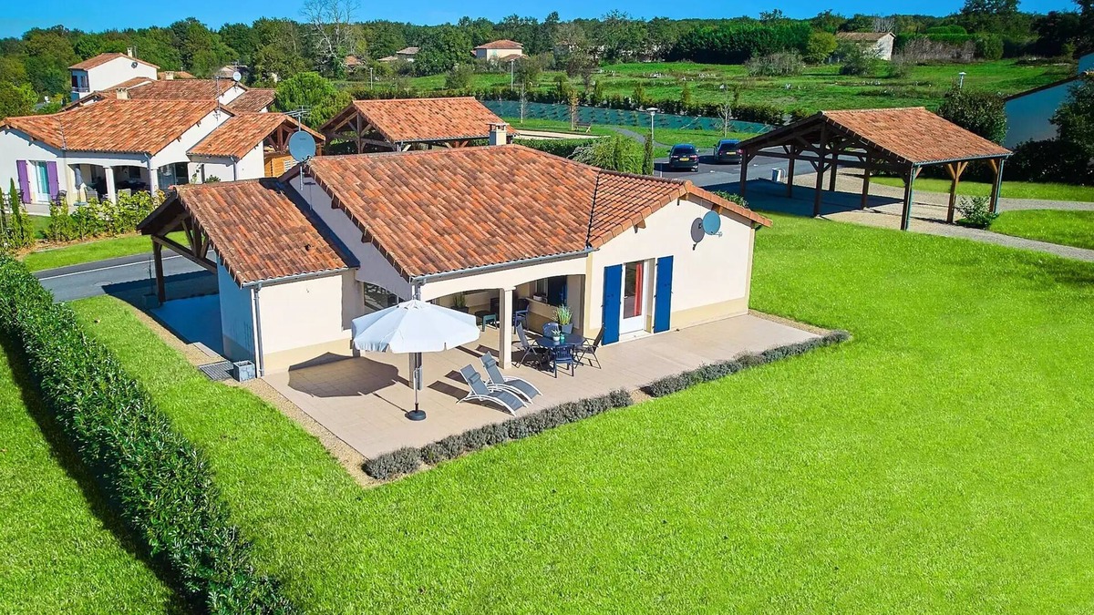 Vasles Villa | Deluxe 2-bathroom detached villa sleeps 4