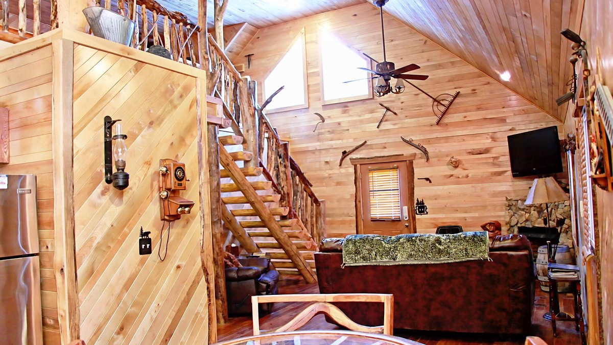 Henlawson Cabin | Deluxe 2-Bedroom Cabin