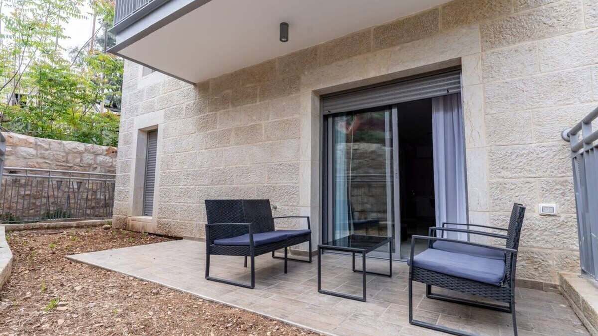 Mea She'arim Apartment | Deluxe 2 Bedrooms Garden Parking City Center