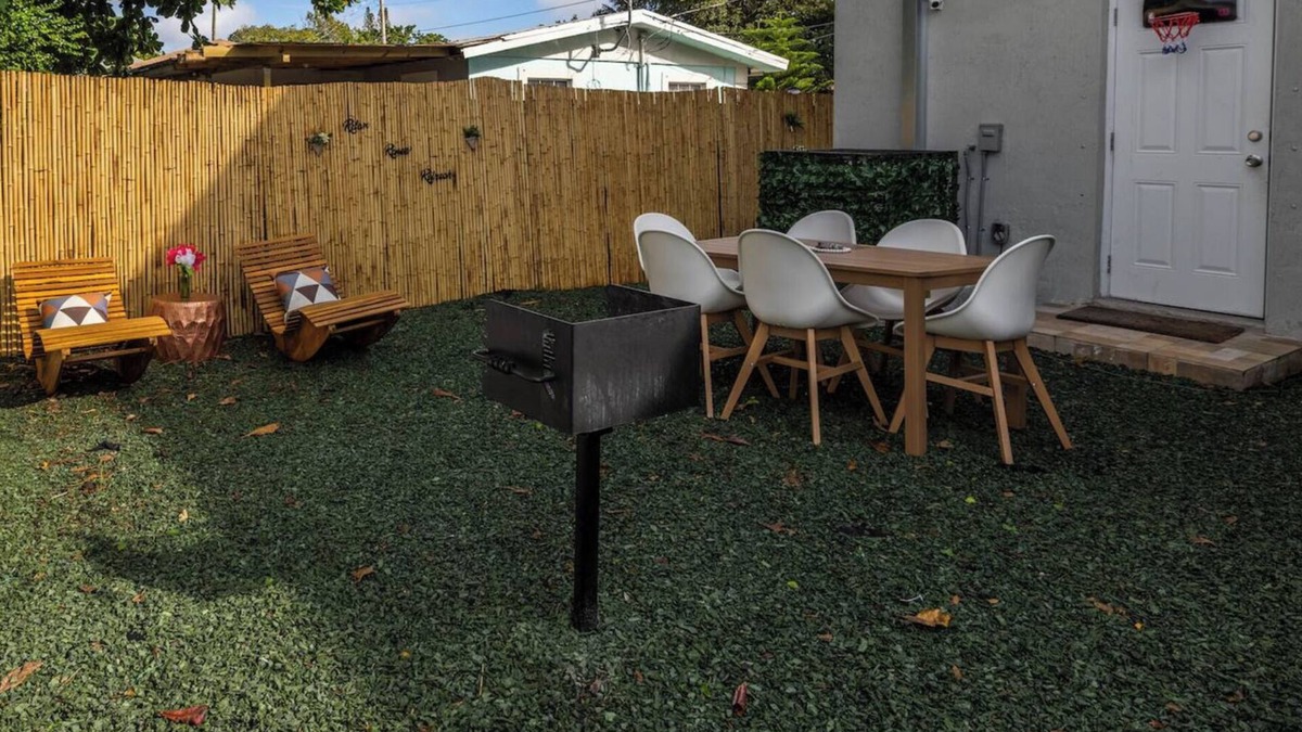 Seybold House | Deluxe 2 BR House w/backyard 10 mins to the beach