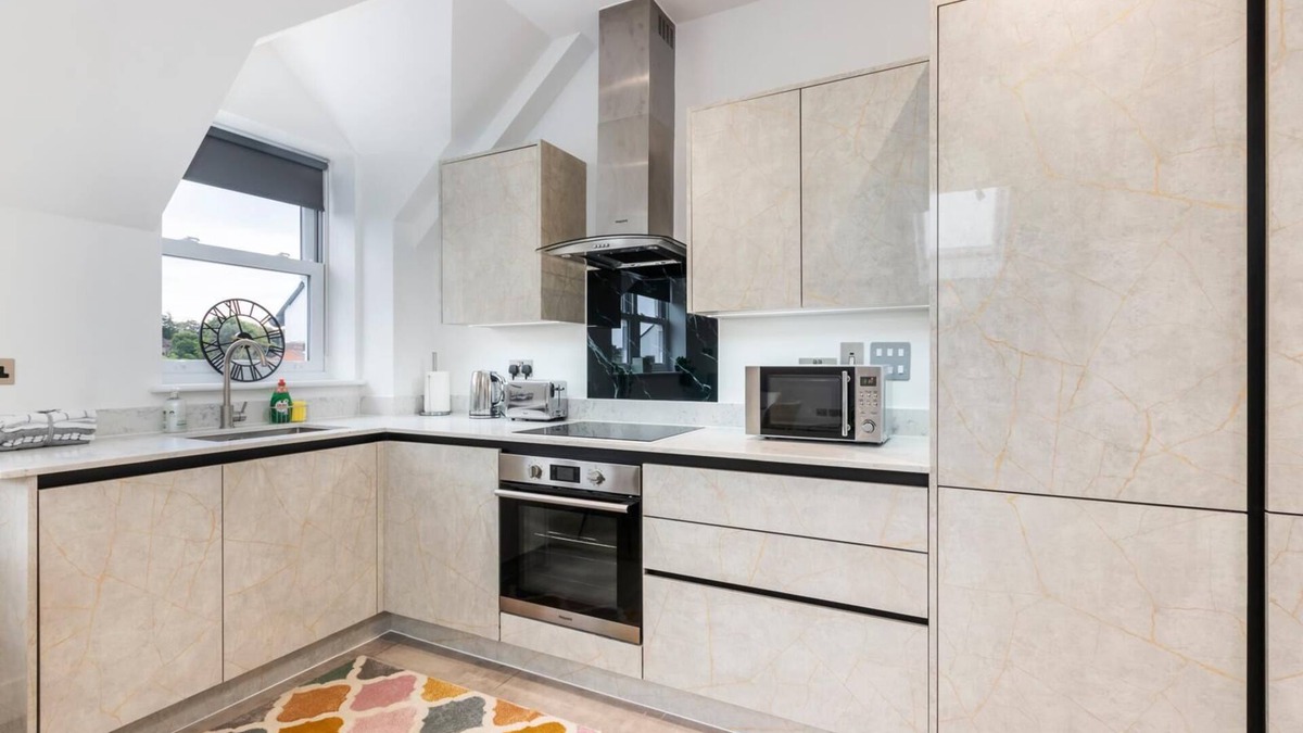 Leatherhead Apartment | Deluxe 2-BR Saarb Apartment Leatherhead