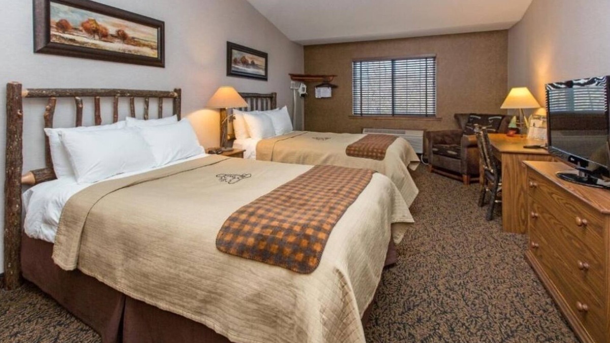 Onalaska Hotel | Deluxe 2 Queen, Complimentary Hot Breakfast, Stoney Creek Onalaska