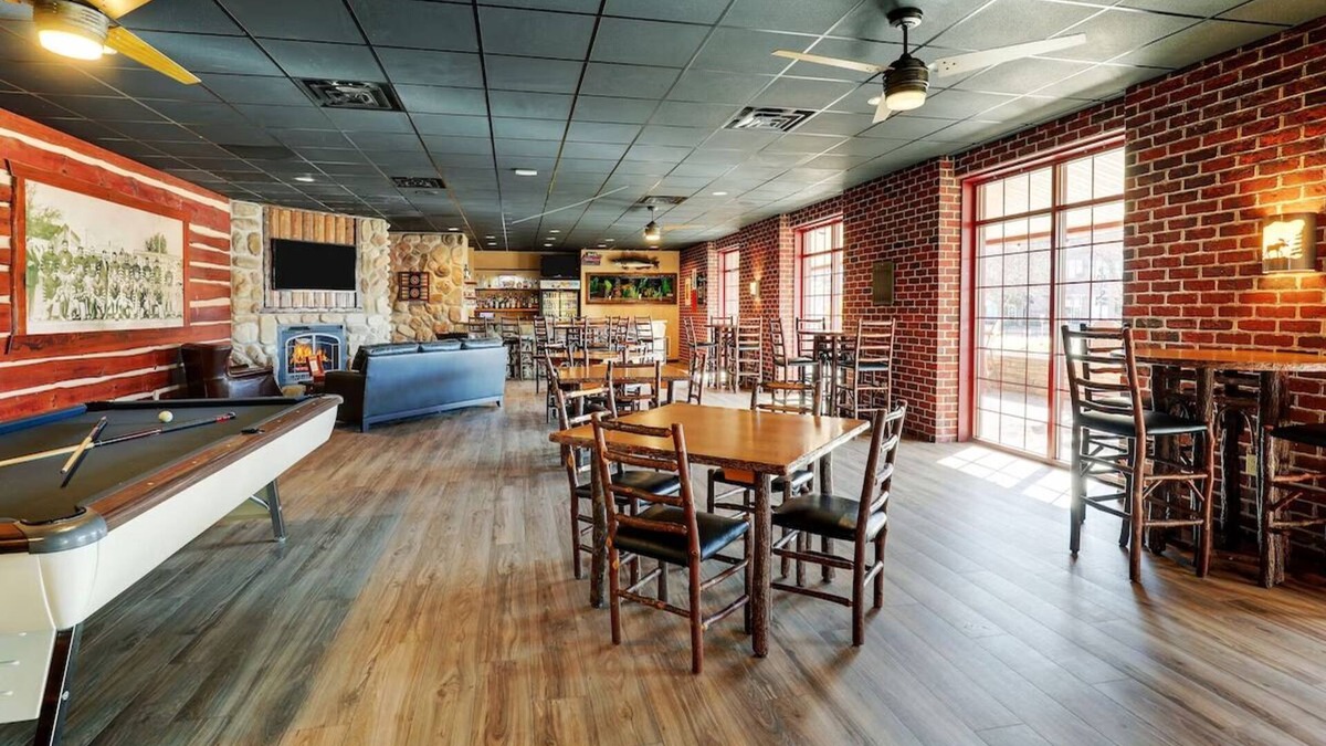 Moline Hotel | Deluxe 2 Queen Stoney Creek Quad Cities, Work Desk, Pool | 3 Units