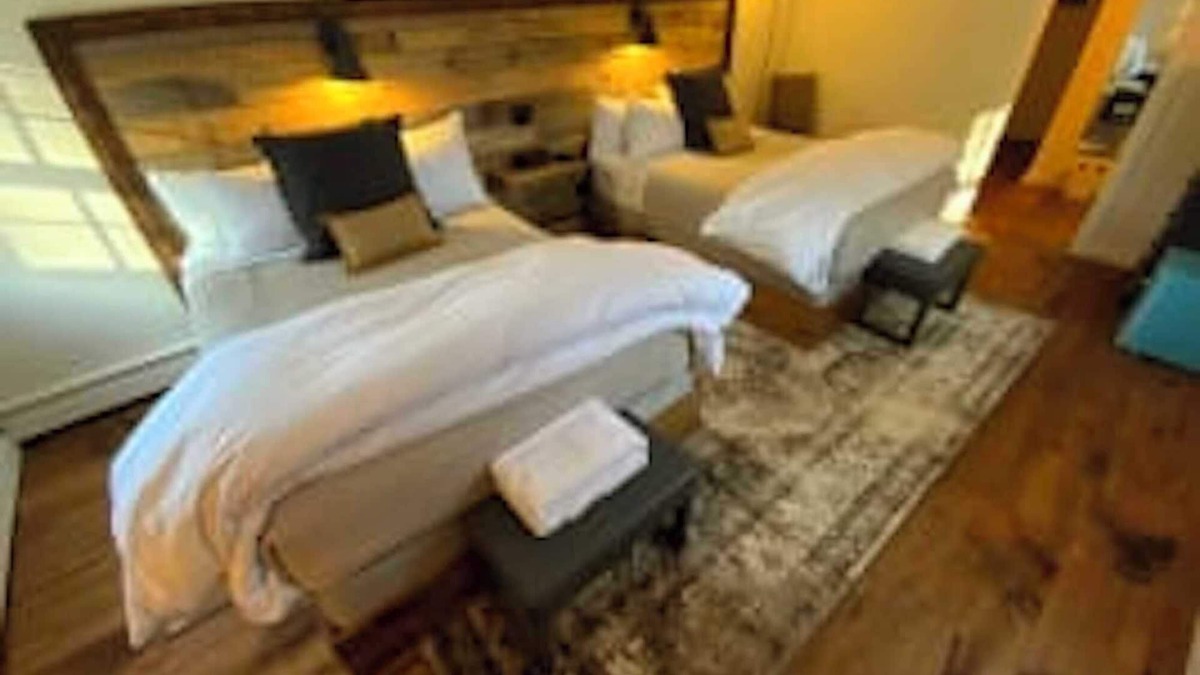 West Dover Resort | Deluxe 2xQueen- 2nd floor in Historic Inn