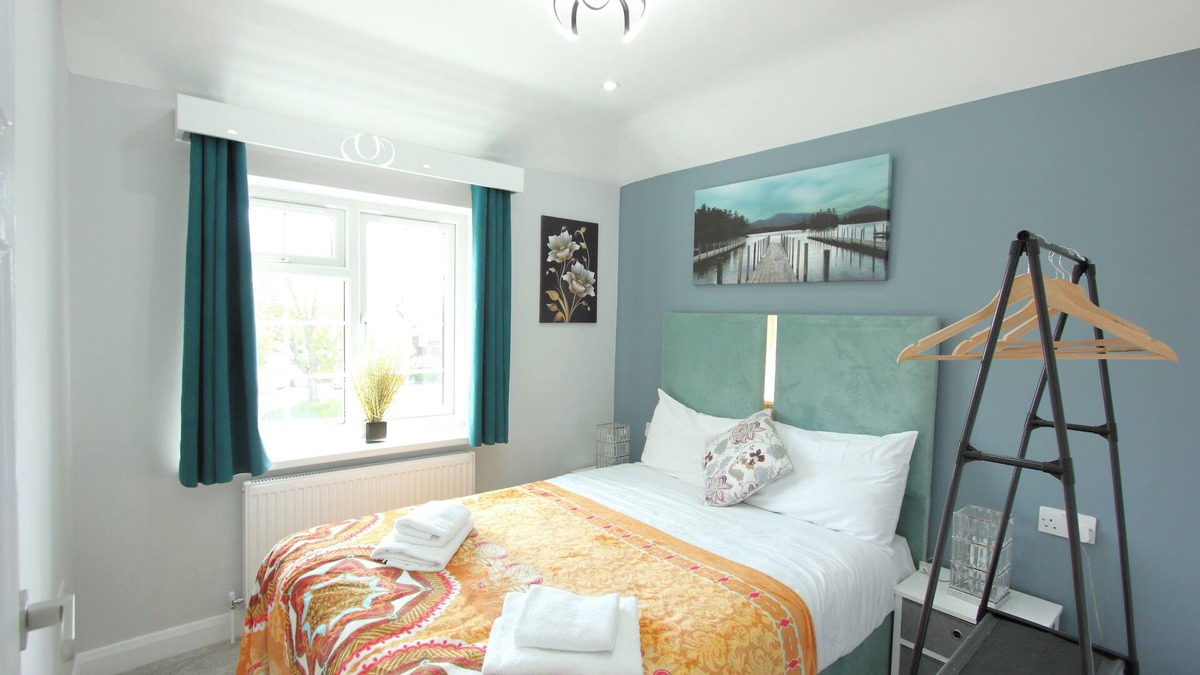 Earley House | Deluxe 3 Bedroom 2 Bath House &Parking by CozyNest