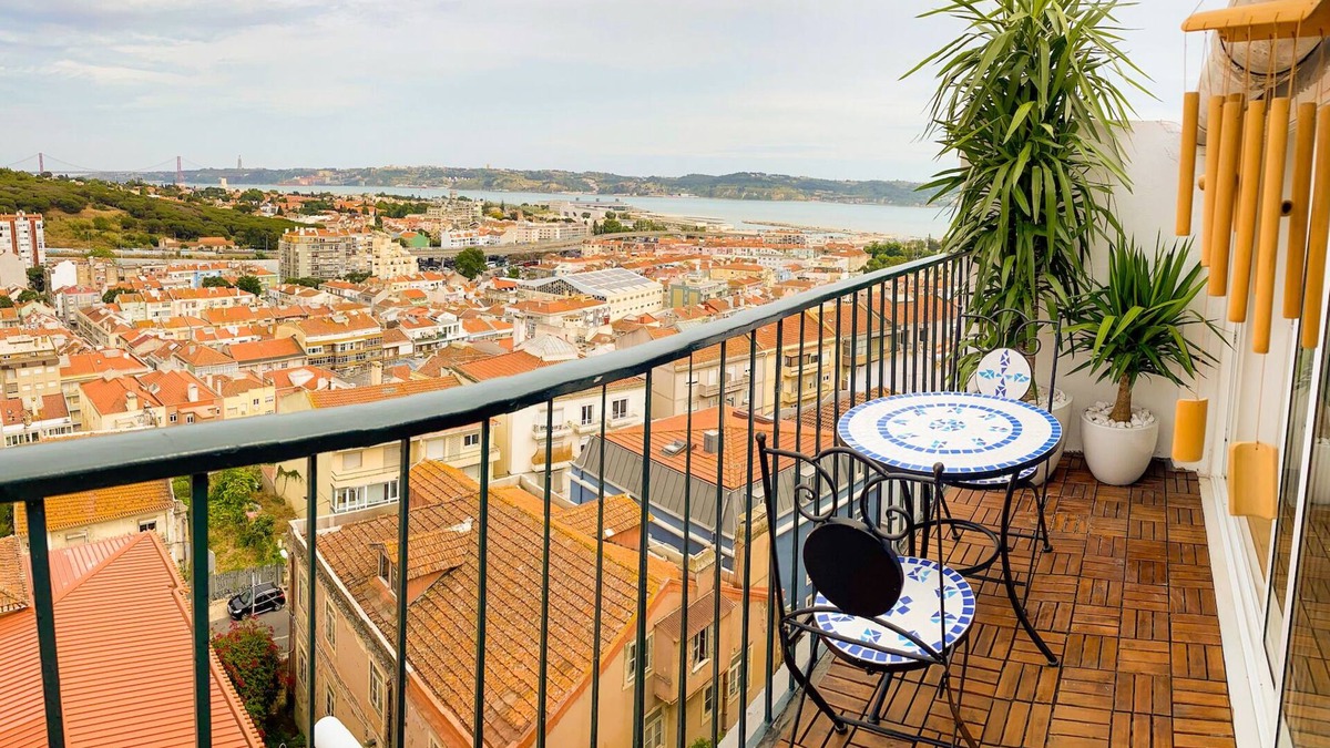 Alges Apartment | Deluxe 3-bedroom Duplex with stunning Lisbon views