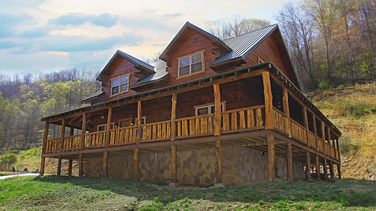 Henlawson Cabin | Deluxe 4 Bedroom 4-1/2 Bath Log Cabin With Theater Room