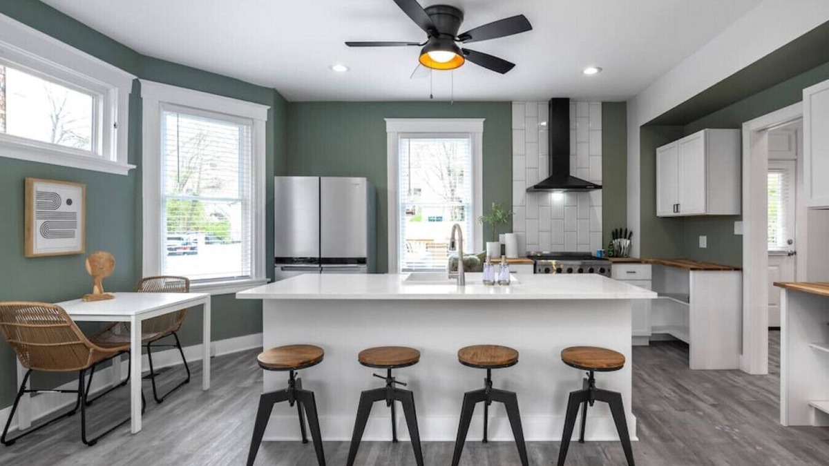 Mount Auburn House | Deluxe 4-Bedroom w Huge Deck 3-Min to Downtown!