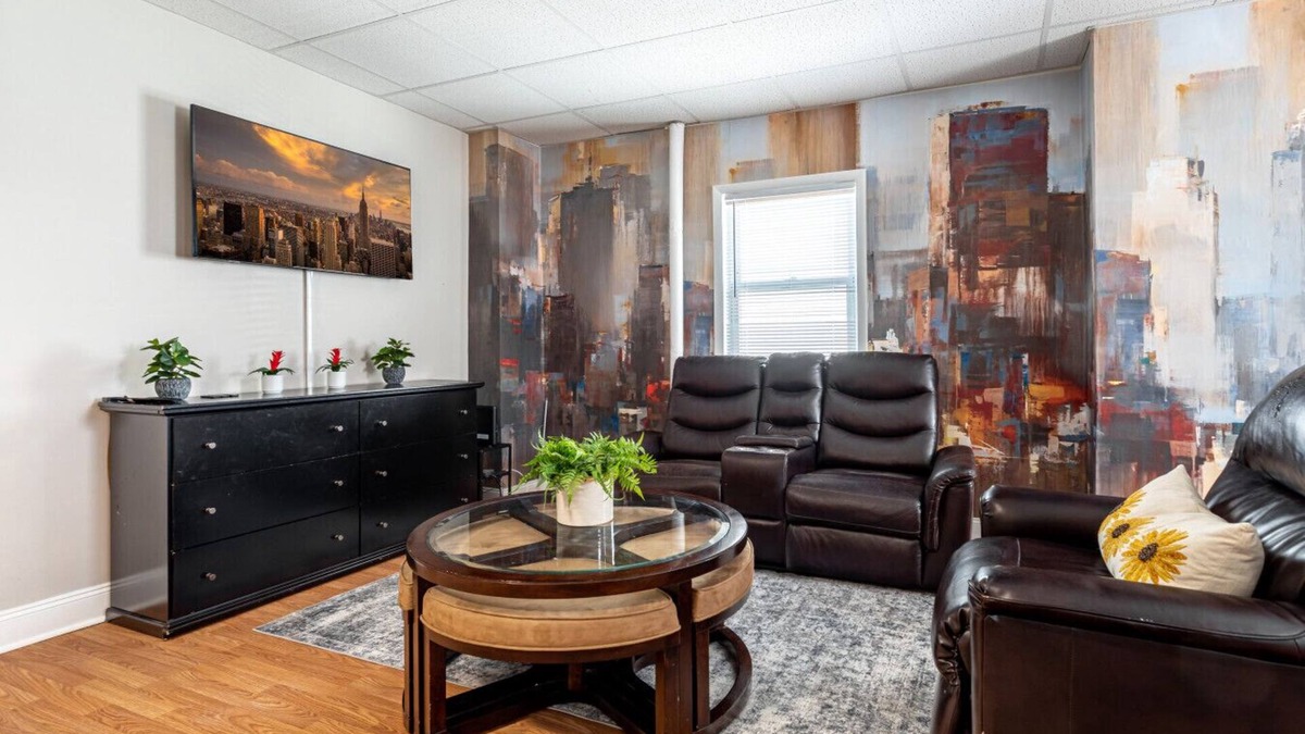 Bayonne Apartment | Deluxe 4BR Duplex | Sleeps 16+ | Near NYC, Parking