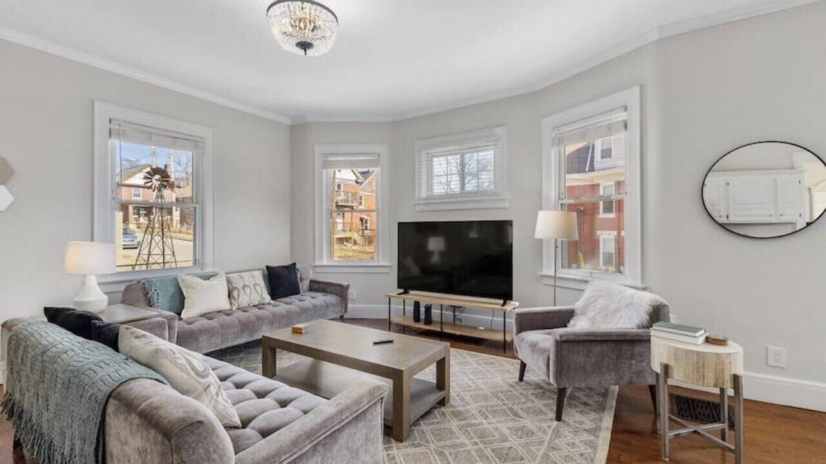 Mount Auburn House | Deluxe 6-Bedroom 3-Min to Downtown | 2-car Driveway