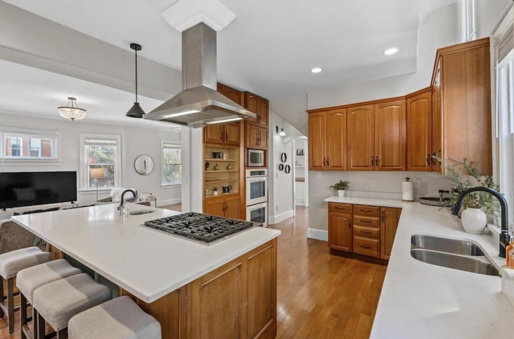 Mount Auburn House | Deluxe 6 Bedroom 3 Min to Downtown w 2-car Driveway