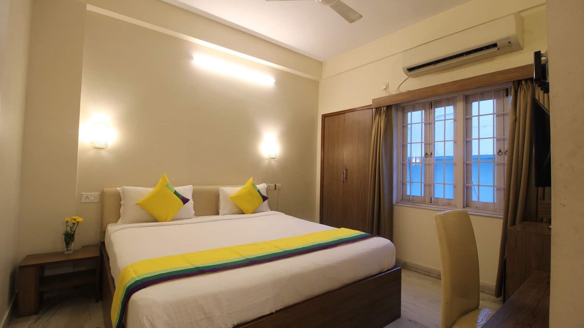 Salt Lake Bed & Breakfast | Deluxe AC Room at Anamitra Guest House #4