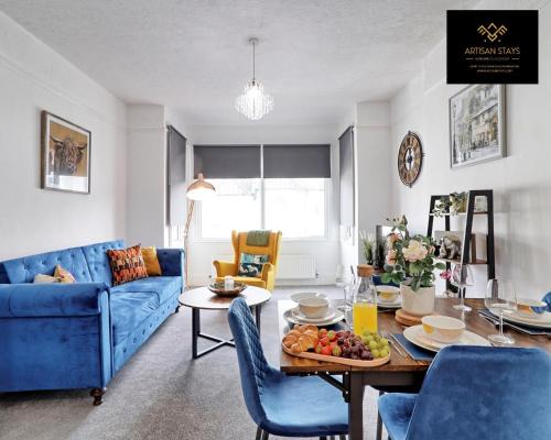 Westcliff-on-Sea Apartment | Deluxe Apartment in Southend-On-Sea by Artisan Stays I Weekly or Monthly Stay Offer I Free Parking I Sleeps 4