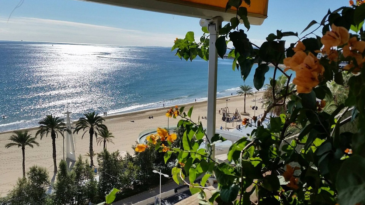Barri Vell - Santa Creu Apartment | Deluxe apartment on the first line of the beach in Alicante
