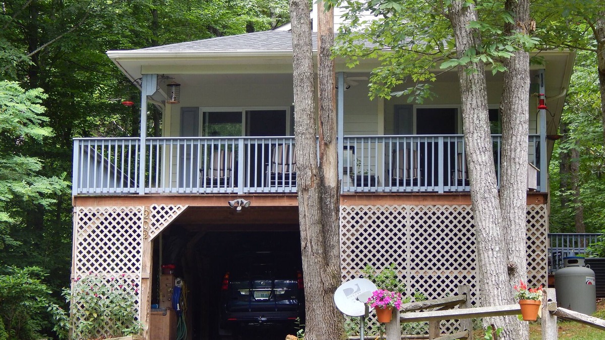 Fleetwood House | Deluxe Bargain Priced 2/2 Mtn Home Near Blue Ridge Pky w/Outdoor Fireplace WIFI