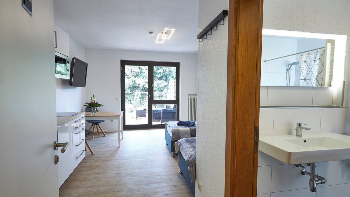 Offenbach am Main Apartment | Deluxe business studio apartment in modern boarding house - with terrace - public transport