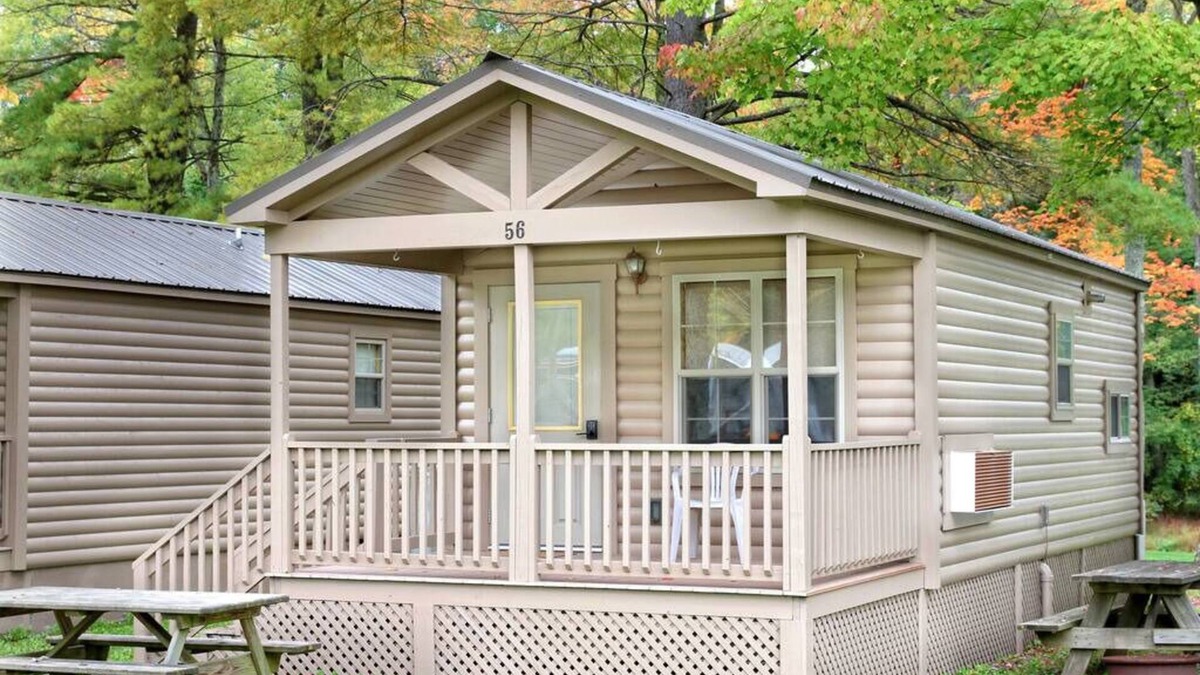 Mingoville Cabin | Deluxe Cabin 42 w/4 Beds
