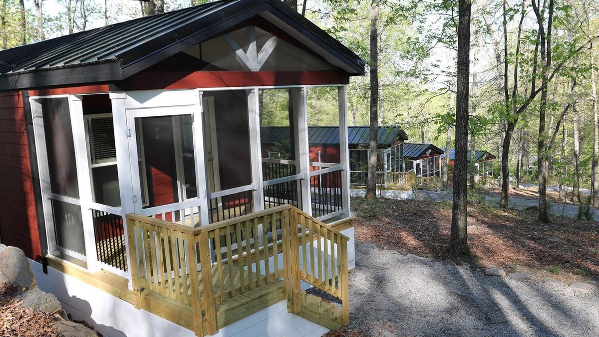 Singers Glen Cottage | Deluxe Cabin at Endless Caverns - Glamping Adventures at Endless Caverns Resort
