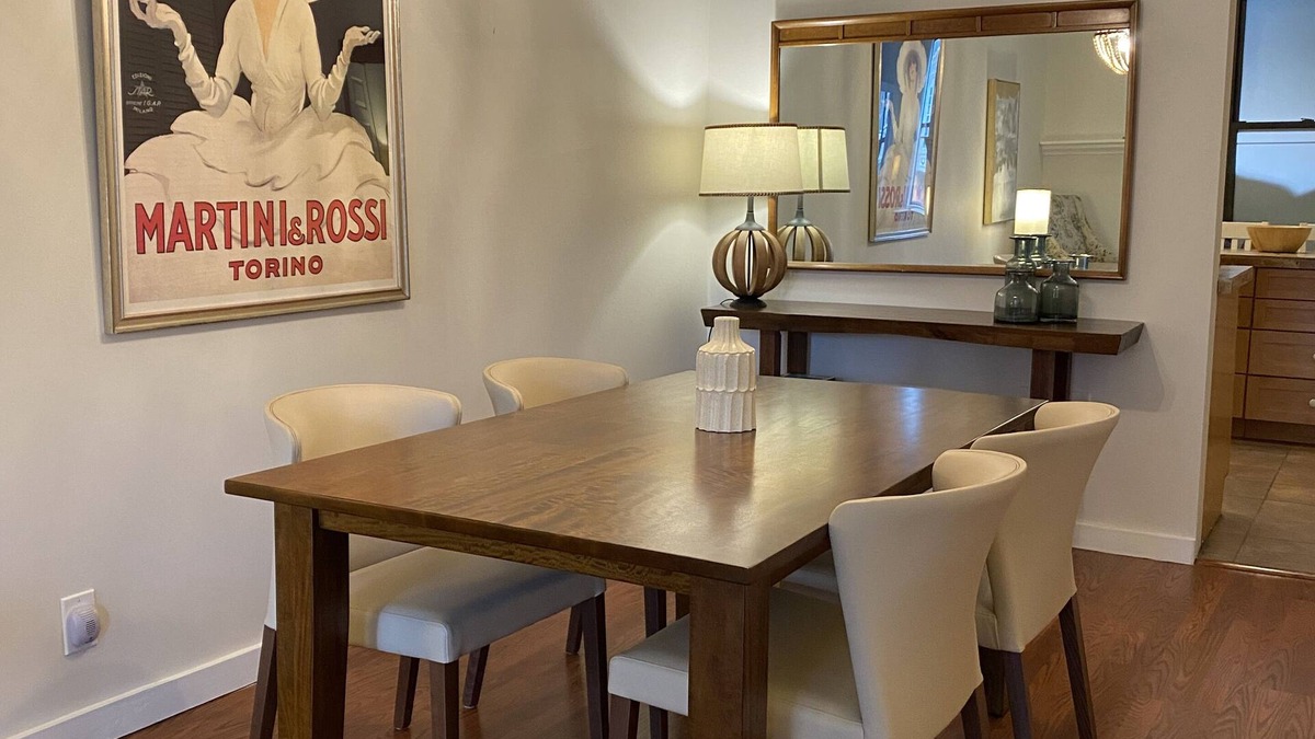 Roscoe Village Bed & Breakfast | Deluxe Chicago 2 Bedroom Private Condo. Amazing Deal 1.5 mi from Wrigley!