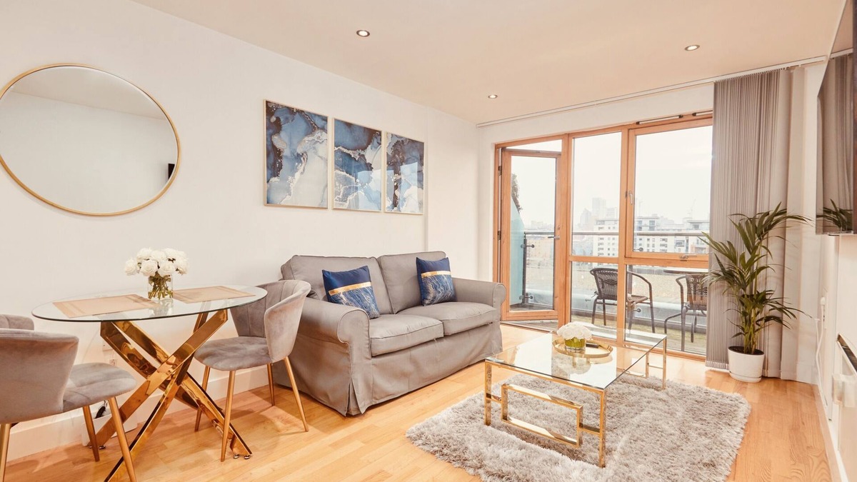 Leeds Apartment | Deluxe City Apt, River Canal View& Free Parking!
