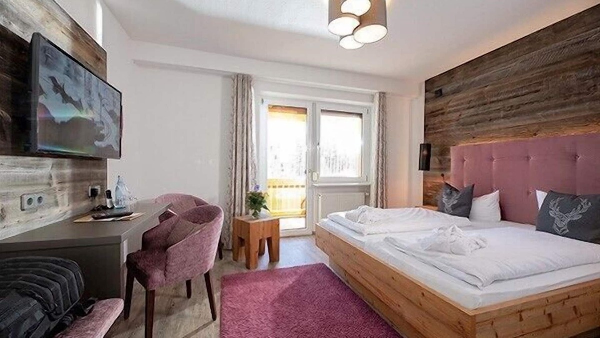 Furtwangen Apartment | Deluxe Doppelzimmer mit Balkon