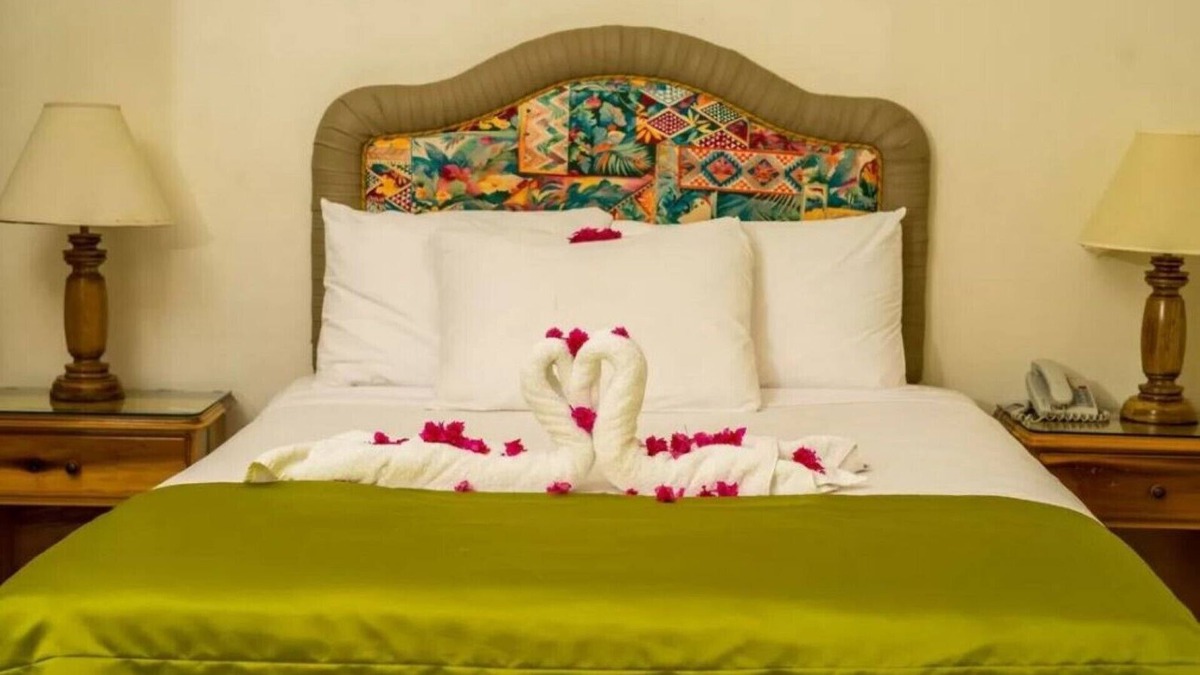 Runaway Bay Resort | Deluxe Double 2, 1 King Bed, Garden View