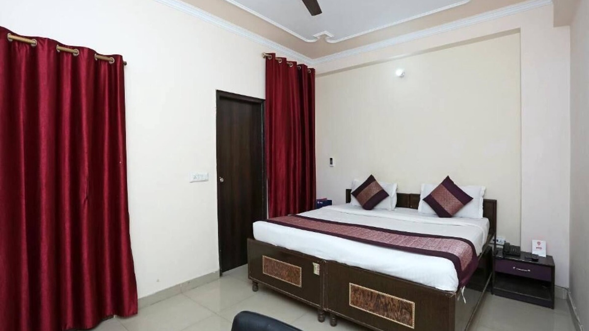 Mahipalpur Hotel | Deluxe Double Room - 2 Adults + 1 Child - Hotel Ramida Suites At Delhi Airportnn