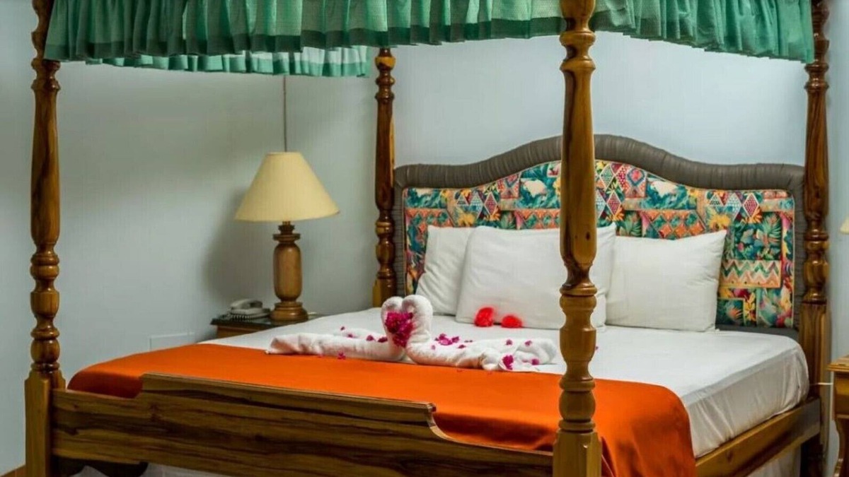 Runaway Bay Resort | Deluxe Double Room, 1 King Bed, Garden View