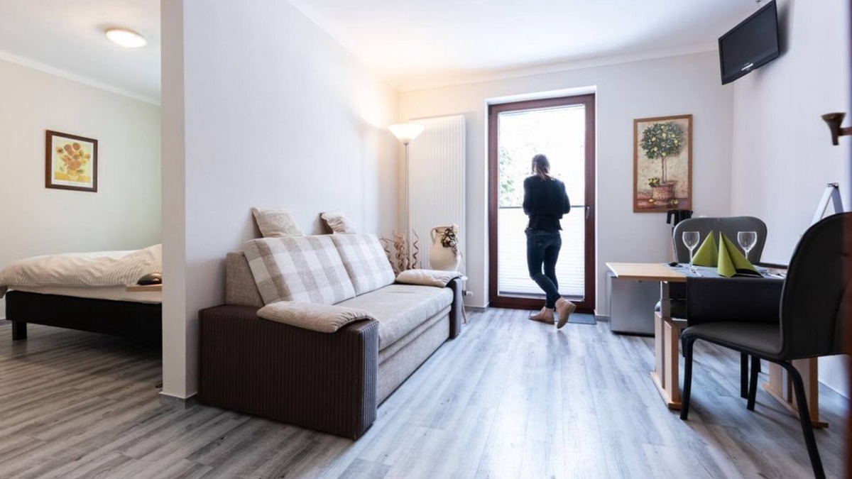 Buellingen House | Deluxe double room with balcony, shower/WC - Hotel Schröder